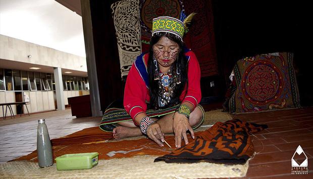 The Peruvian artisan Olinda Silvano, representative of the Amazonian community of Cantagallo, has popularized the textiles originating from the Peruvian jungle.  (Photo: Facebook)