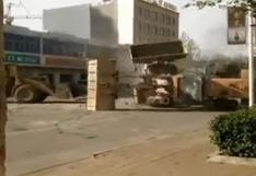 YouTube: constructores con grúas se pelean mismo "Transformers" en China