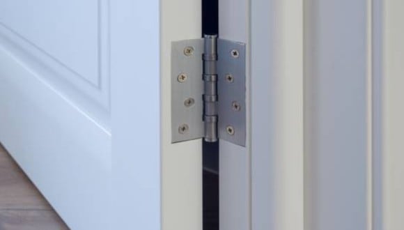 Se observa la bisagra de una puerta. | Imagen referencial: Unsplash