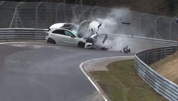 Un video de YouTube se volvió viral luego de que dos personas salgan caminando tras sufrir un increíble accidente en Nürburgring. (foto: captura)