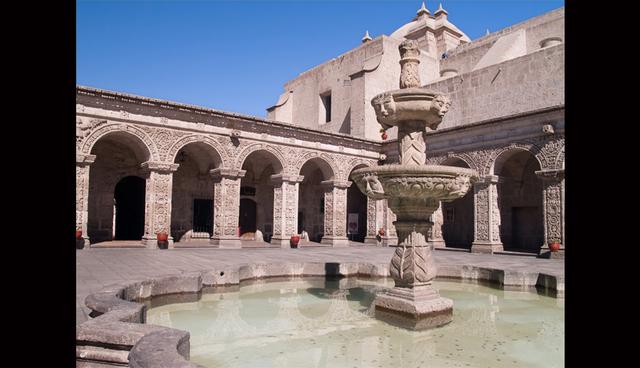 En una de los ángulos de la Plaza de Armas se encuentra la Compañía de Jesús. De acuerdo a los especialistas, este lugar es el más bello y completo conjunto arquitectónico de la ciudad. En su interior se exhiben lienzos de la escuela cusqueña y cuenta con un púlpito tallado en madera.  (Foto: Shutterstock)