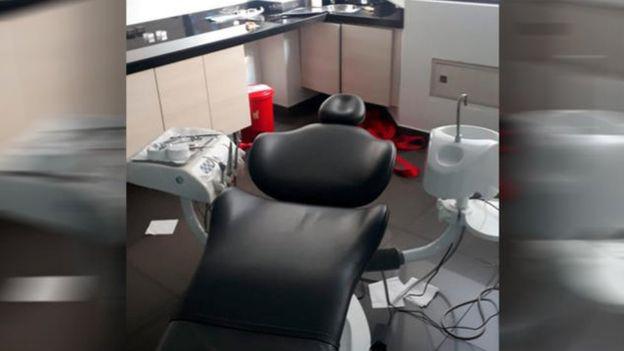 La guardiana encontró una cuerda roja dentro del consultorio odontológico. (Twitter).