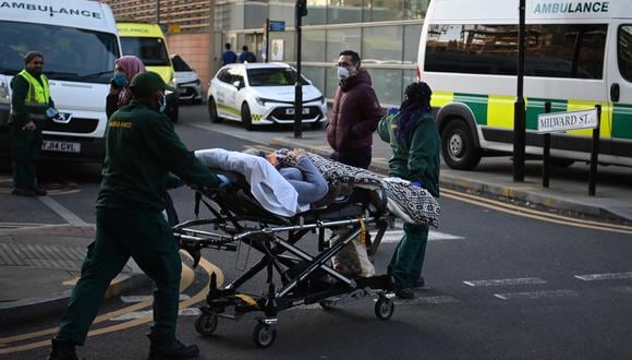 Preocupante. Imagen actual de la situación que se vive en Londres: trabajadores de la salud llevando a un paciente de coronavirus al hospital Royal de Londres. (Foto: EFE)