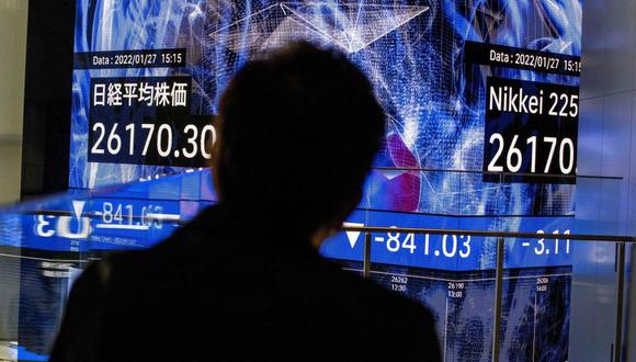 Imagen referencial de un hombre observando los valores de la bolsa de Tokio | Foto: Agencias