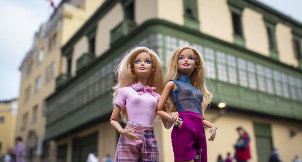 Barbies clásicas pasean por el centro de Lima luciendo modelos exclusivos de La Boutique de mis Muñecas. (Foto: Richard Hirano)