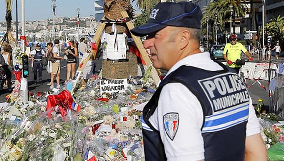Francia pide "patriotas" en la Policía tras atentado en Niza
