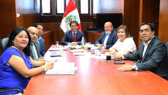 Los congresistas que participaron en la reunión. (Foto: Difusión)