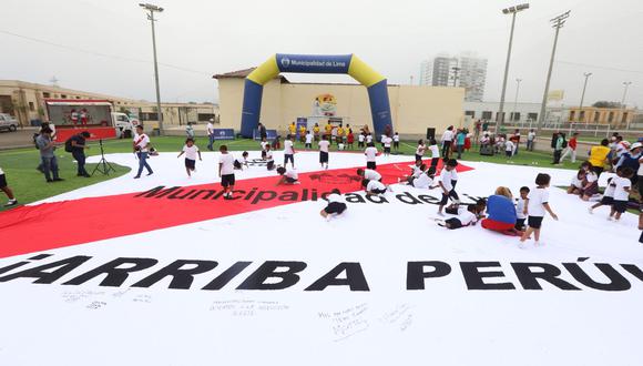 Presentan la camiseta de la Selección Peruana más grande de la historia. (Foto: Municipalidad de Lima)