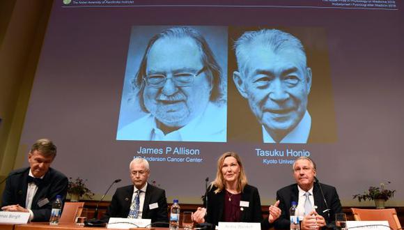 Los miembros del Comité Nobel de Fisiología o Medicina Jonas Bergh, Edvard Smith, Anna Wedell y Klas Kaerre durante el anuncio de los ganadores del 2018 Premio Nobel de Fisiología o Medicina. (Foto: AFP)