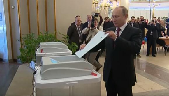 El momento en que Vladimir Putin emitió su voto. (Foto: Captura de YouTube)