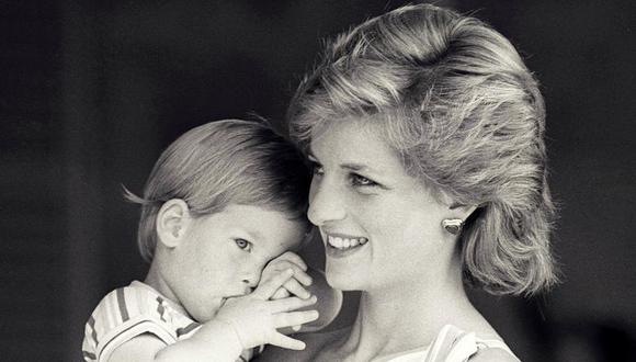 El príncipe Harry intenta esconderse detrás de su madre Diana durante una sesión de fotos matutina en el Palacio de Marivent, agosto de 1988. (REUTERS/Hugh Peralta).