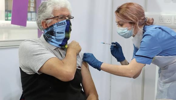 Una persona recibe una dosis de vacuna contra el COVID-19 en Escocia. (Foto: Andrew Milligan / POOL / AFP)
