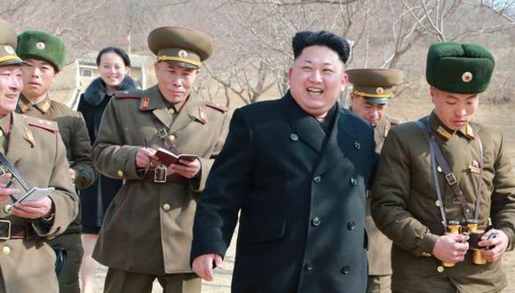 Kim Jong-un es rodeado por un grupo de militares de Corea del Norte. (Archivo / AFP)