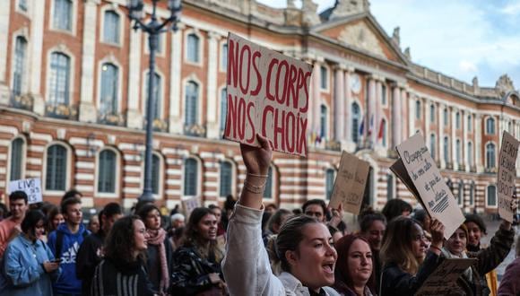Una manifestante sostiene una pancarta que dice "Mi cuerpo, mi elección" mientras participa en una manifestación por el derecho al aborto en el Día Internacional del Aborto Seguro anual en Toulouse, suroeste de Francia, el 28 de septiembre de 2022. (Foto de Charly TRIBALLEAU / AFP)