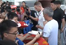 José Mourinho rechazó firmar autógrafo en camiseta del Chelsea