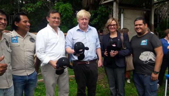 El excanciller Nestor Popolizo, junto a Boris Johnson y la entonces embajadora británica Kate Harrison, durante su visita a Iquitos en mayo del 2018.
