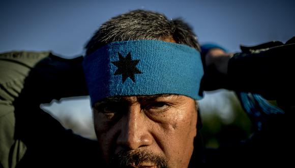 Héctor Llaitul, líder de la Coordinadora Arauco-Malleco (CAM), una de las organizaciones radicales de defensa mapuche, posando para una fotografía en Temuco, Chile, el 11 de julio de 2017. (Foto de Martin BERNETTI / AFP)