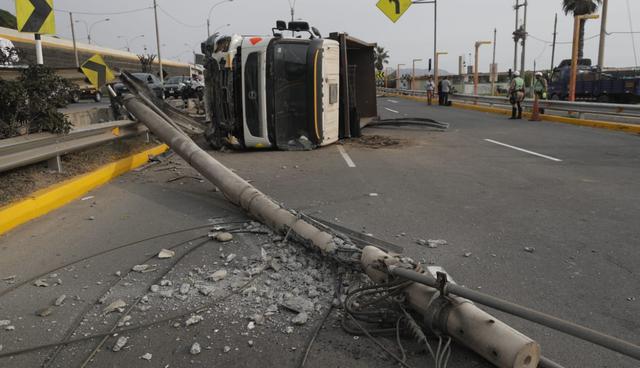 Vehículo pesado de placa O1C-910 se volcó en la bajada de Marbella y derribó tres postes de alumbrado público. El tránsito quedó congestionado en el sentido de Chorrillos al Callao. (Foto: Renzo Salazar / El Comercio)
