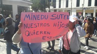 Cusco: padres de familia marchan para pedir reinicio de clases