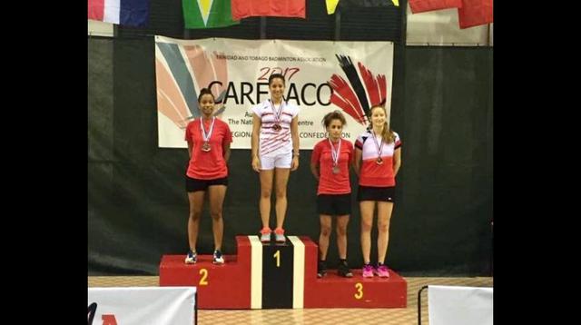 En la jornada final del Carebaco U19, Fernanda Saponara ganó la medalla de oro en Singles tras superar a Nairobi Jimenez de República Dominicana en tres reñidos sets, con parciales 17-21, 21-11 y 21-14. Foto: FDPB