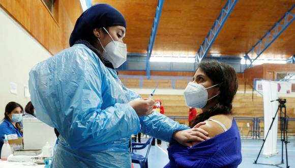 Alyson Bravo, de 31 años, a las 37 semanas de embarazo, recibe una dosis de la vacuna Pfizer / BioNTech en un estadio deportivo, durante la pandemia de la enfermedad por coronavirus (COVID-19), en Villa Alemana, Chile 28 de abril de 2021. (Foto: REUTERS / Rodrigo Garrido).