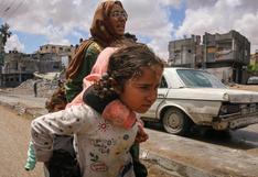 “Mis hijos se aferran a mí mientras los perros desentierran cadáveres”: las aterradoras escenas que viven los palestinos en Rafah