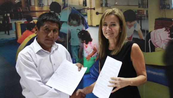 Miércoles 09 agosto: El Minedu hizo público un segundo acercamiento con el magisterio. Martens firmó un acta con el secretario general del SUTE Cusco, Ernesto Meza Tica, y los representantes de Pasco, Lambayeque y Lima Provincias. (Foto: Minedu)