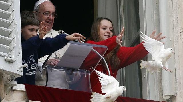 Atacan a palomas blancas que el Papa soltó para invocar paz - 1