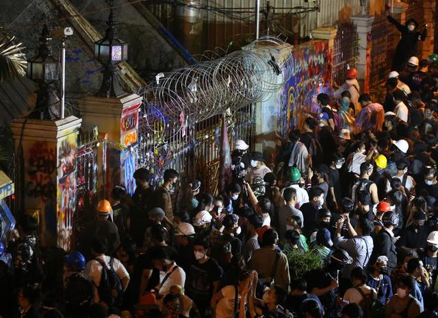 Como culminación de la protesta, los manifestantes desplegaron un camión cisterna lleno de agua y, armados con pistolas de agua, regaron y arrojaron pintura a las verjas del cuartel general y a los policías apostados tras ellas, como venganza simbólica por los hechos de la víspera. (Foto: EFE/EPA/DIEGO AZUBEL)