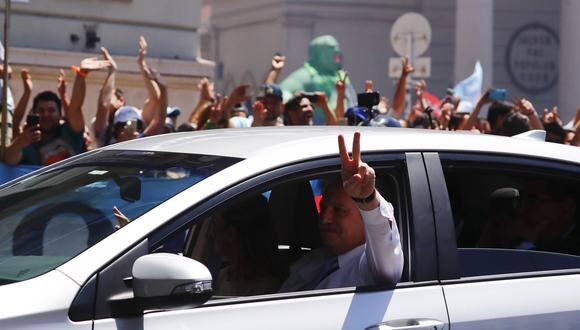 Alberto Fernández hace la señal de la victoria mientras conduce su Toyota Corolla hasta el Congreso para prestar juramento. (Foto: AP).