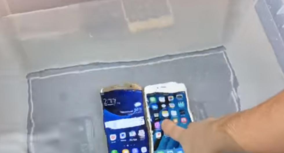 Un Samsung Galaxy S7 Edge y un iPhone 6S Plus fueron sumergidos en un recipiente con agua por 15 minutos. A qué no adivinas cuál sobrevivió. (Foto: Captura)