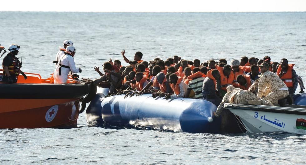 At least 50 people are drowned off the coast of Tunisia when a boat that left Libya wrecks