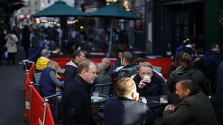Inglaterra: estudian el cierre de bares y restaurantes para contener contagios de COVID-19 