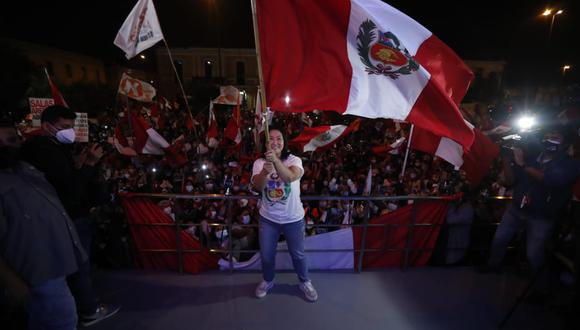 La candidata presidencial de Fuerza Popular dirigió un discurso a sus simpatizantes a las afueras del local de su partido, luego que la ONPE contabilizó el 100% de las actas. (Foto: El Comercio)