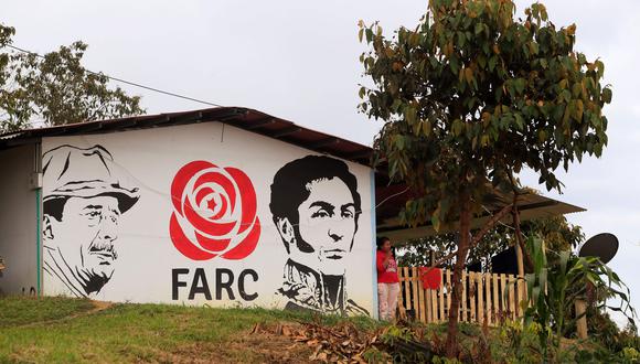 Un mural que representa al líder de las FARC Simon Trinidad, quipen está en una prisión de Estados Unidos, y el héroe de la independencia colombiana, Simón Bolívar, en una zona de reincorporación de ex guerrilleros en Icononzo, Provincia de Tolima. (AFP / DANIEL MUÑOZ).