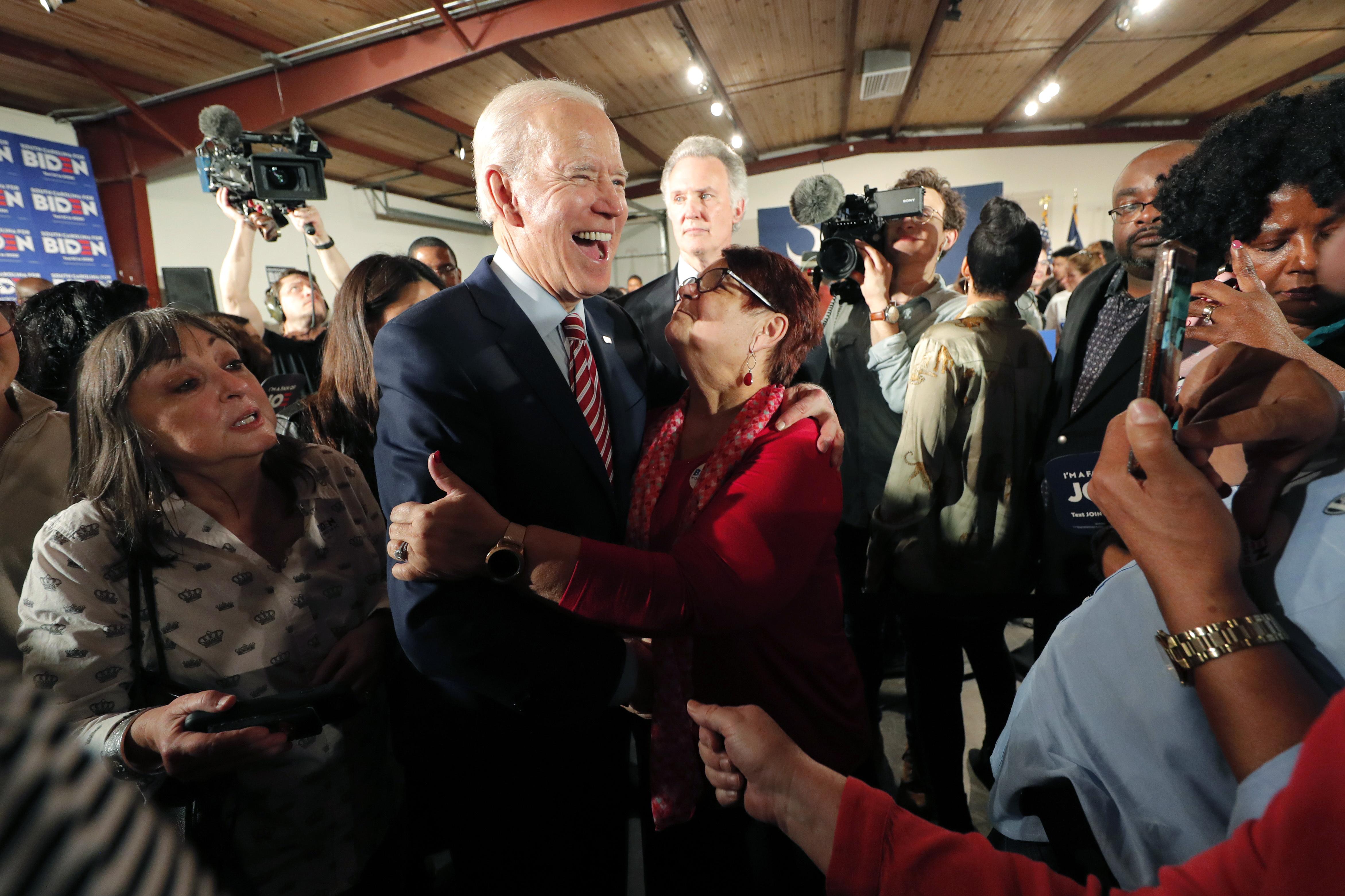El candidato demócrata a la presidencia, el exvicepresidente Joe Biden, saluda a los partidarios en un evento de campaña en Columbia, Carolina del Sur, el 11 de febrero. (Foto: AP).