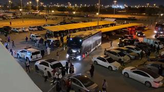 Insólito: bus del Barcelona sufre retraso por autos mal estacionados | VIDEO