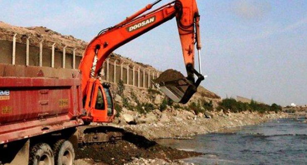 La municipalidad del Callao acelera los trabajos de descolmatación, enrocado y limpieza de la ribera del rio Rímac, informó la comuna edil chalaca. (Foto: Andina)