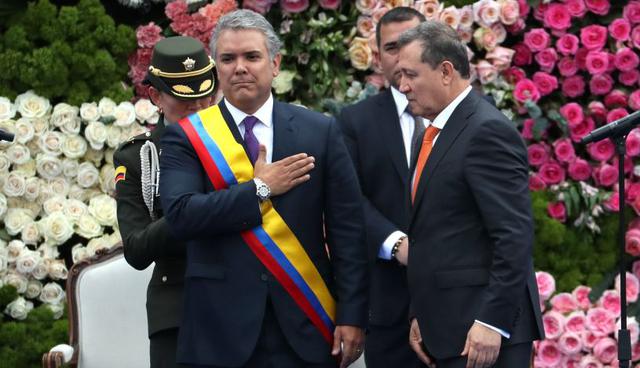 El nuevo presidente de Colombia, Iván Duque, posa con la banda presidencial. | Foto: EFE