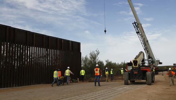 La construcción de una porción del muro fronterizo, entre Estados Unidos y México, financiada por el Pentágono, comenzó cerca de Yuma, Arizona. (Foto: AP)