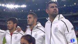 Jugadores de Italia dan lección a público en el himno de España