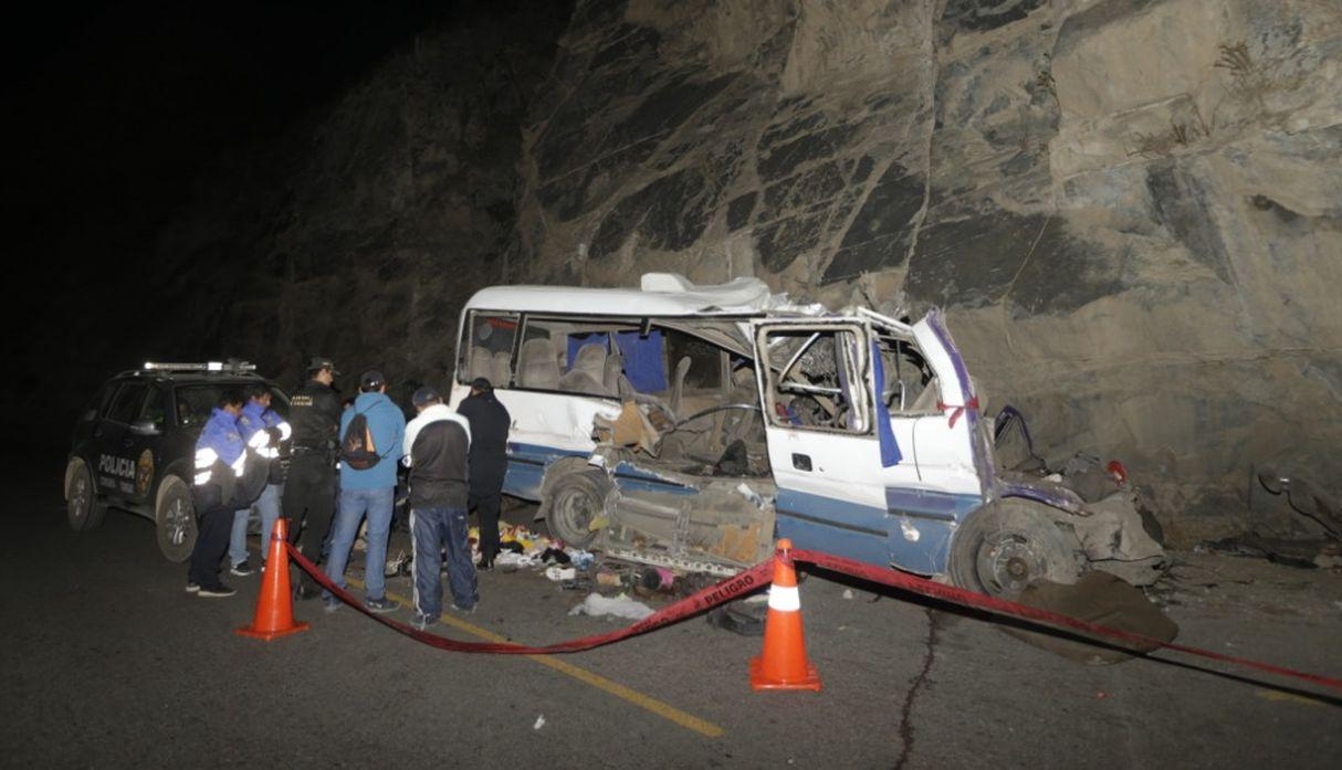 En la noche del domingo, 19 personas fallecieron tras el choque de una coaster contra un cerro, en la provincia limeña de Canta. (Foto: José Caja/GEC)