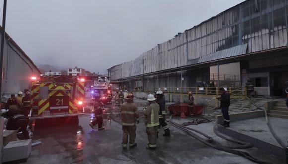 Un incendio de importantes proporciones (código 3) se registró en una fábrica de jeans ubicada en San Juan de Lurigancho. Más de 20 unidades de bomberos trabajan en el lugar (Foto: Fotos: Julio Reaño/@Photo.gec)