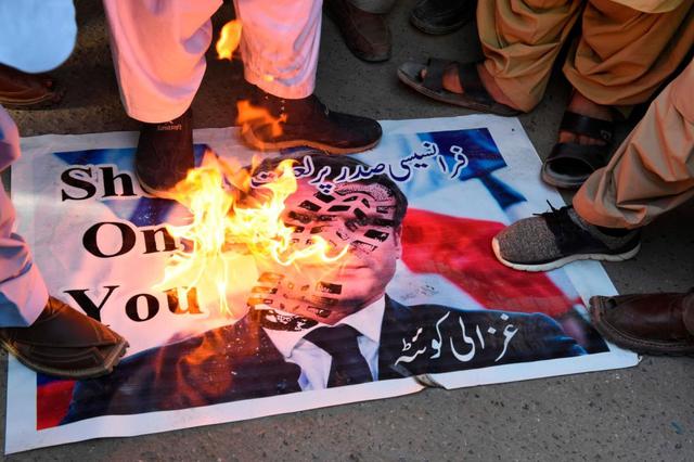 Una imagen del presidente de Francia, Emmanuel Macron, es quemada y pisoteada en las calles de Pakistán por un grupo de comerciantes que consideran las declaraciones del mandatario como una postura que "impulsa la islamofobia". (Foto: AFP)