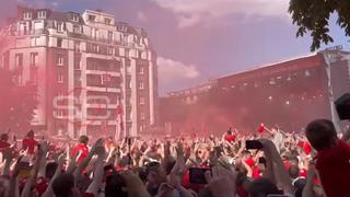 Hinchas de Liverpool expresan efusivo aliento durante el Fan Fest en París | VIDEO