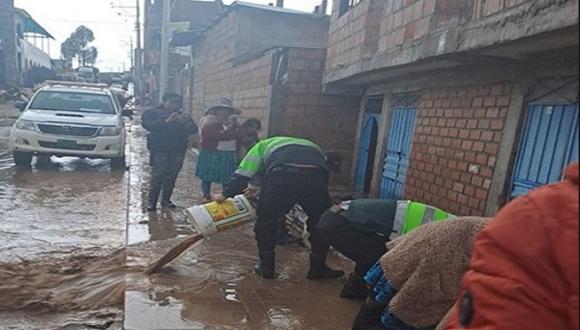 Agentes policiales auxiliaron a las personas que quedaron afectadas por la fuerte llovizna. (Foto: Agencias)