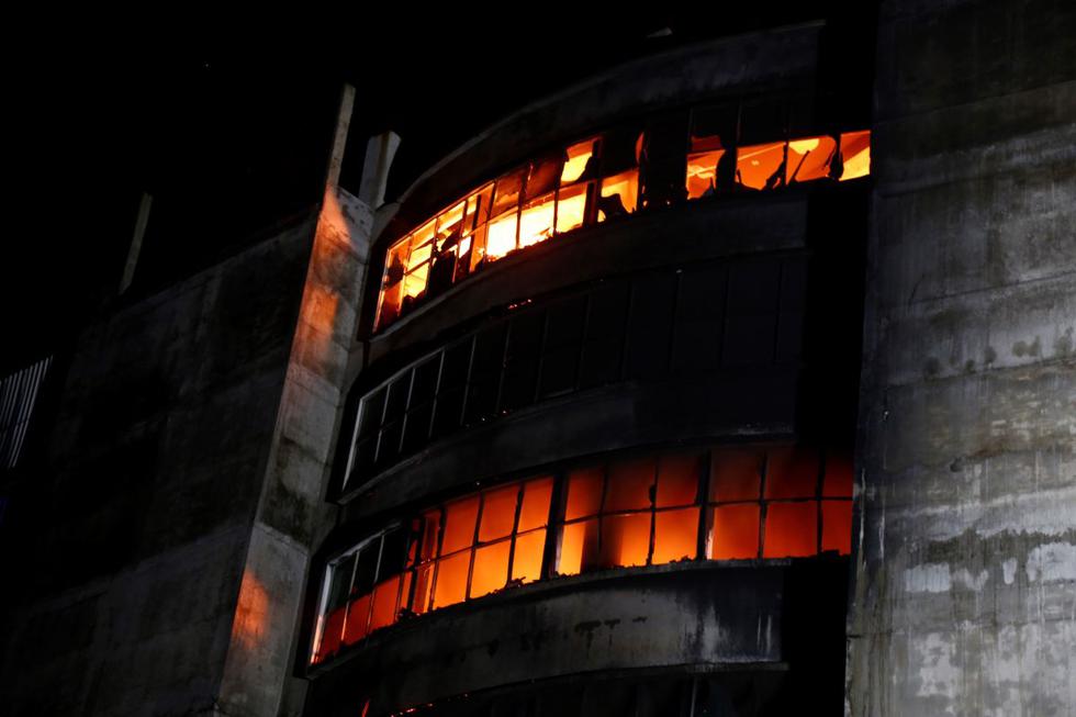 Al menos 52 personas murieron y otras 25 resultaron heridas en un incendio en una fábrica de alimentos cerca de Dacca, la capital de Bangladesh. (Texto y foto: EFE).