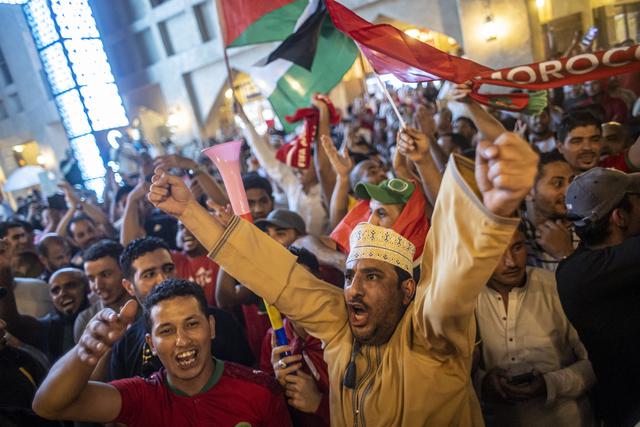 Aficionados de Marruecos celebran en el mercado Souq Waqif de Doha, Qatar.