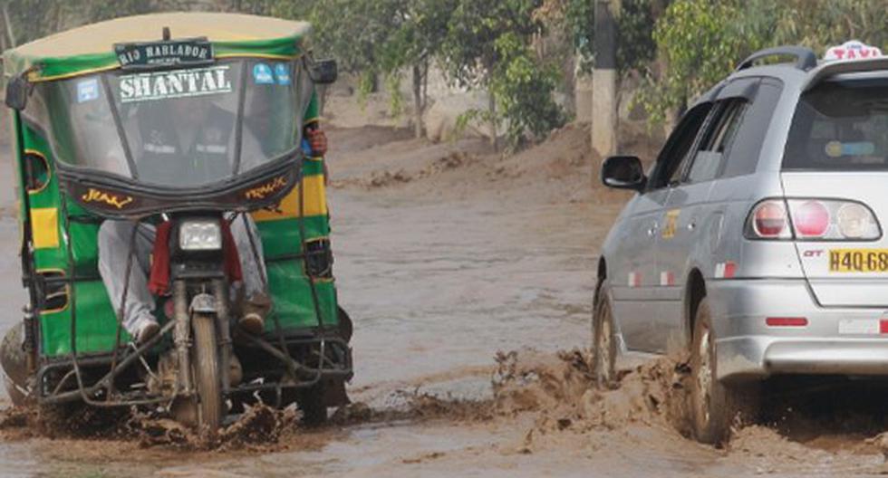 La autopista Ramiró Prialé, en ambos sentidos, se mantiene cerrada al tránsito vehicular, por la caída de un huaico, debido al desborde del río Huaycoloro la tarde de ayer. (Foto: Andina)