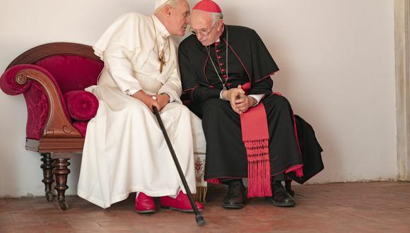 Anthony Hopkins y Jonathan Pryce encarnan al papa Benedicto XVI y al papa Francisco en 
“The Two Popes”.